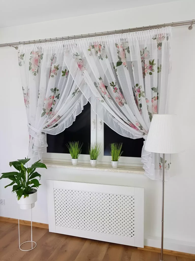 Firana z etaminy z falbanką i taśmą cyrkonii – 400x160 cm