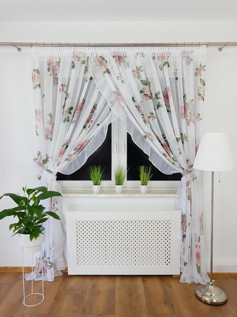 Firana z etaminy z falbanką i taśmą cyrkonii – 400x250 cm