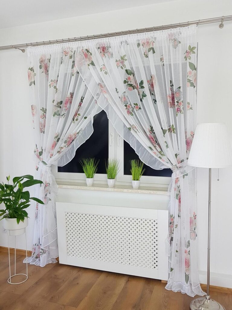 Firana z etaminy z falbanką i taśmą cyrkonii – 400x250 cm