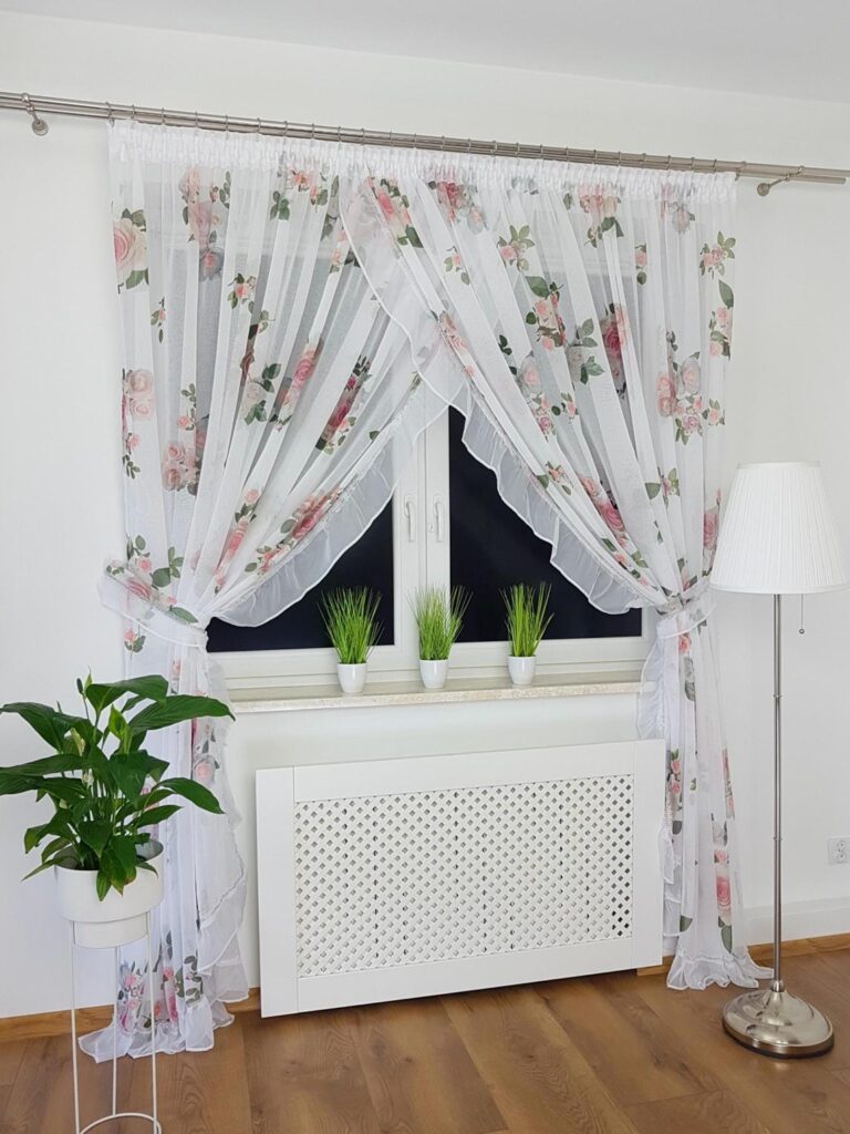 Firana z etaminy z falbanką i taśmą cyrkonii – 400x250 cm