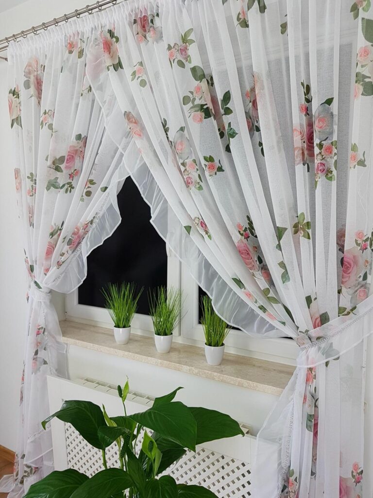 Firana z etaminy z falbanką i taśmą cyrkonii – 400x250 cm