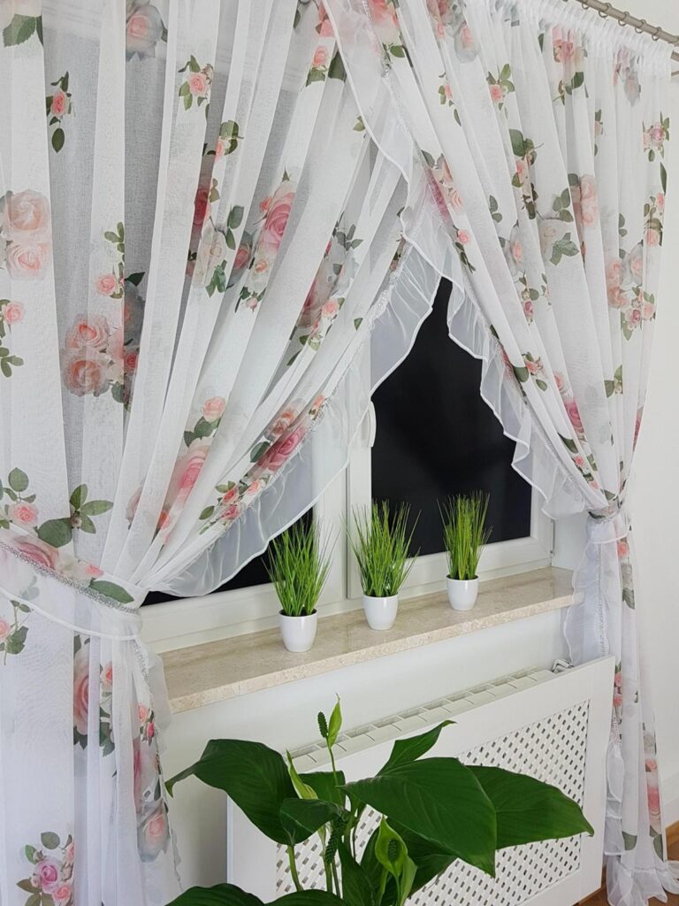 Firana z etaminy z falbanką i taśmą cyrkonii – 400x250 cm