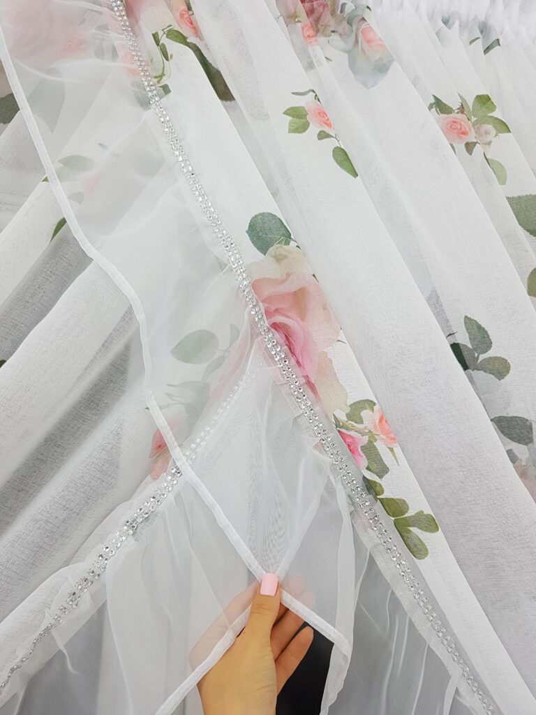 Firana z etaminy z falbanką i taśmą cyrkonii – 400x250 cm