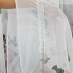 Firana z etaminy z falbanką i taśmą cyrkonii – 400x250 cm