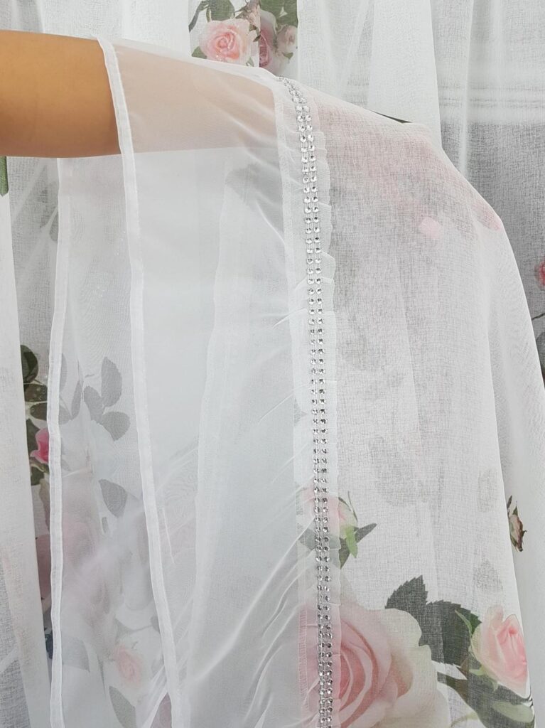 Firana z etaminy z falbanką i taśmą cyrkonii – 400x250 cm