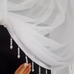 Biała firana z woalu z koralikami