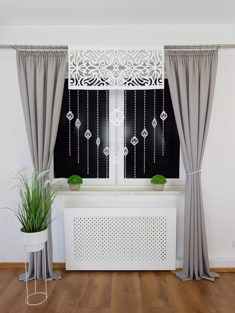 Panel okienny z koralikami i zawieszkami