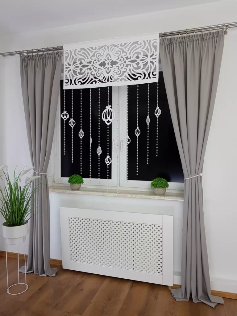 Panel okienny z koralikami i zawieszkami