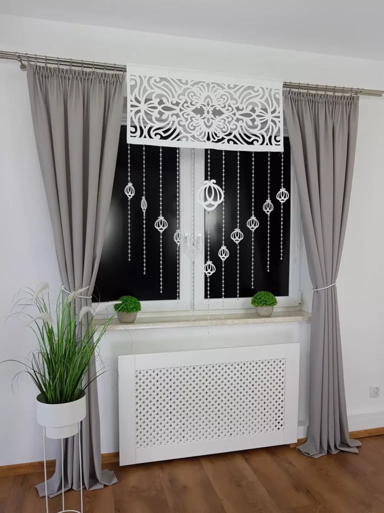 Panel okienny z koralikami i zawieszkami