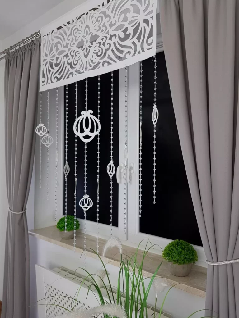 Panel okienny z koralikami i zawieszkami