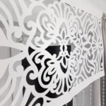 Panel okienny z koralikami i zawieszkami