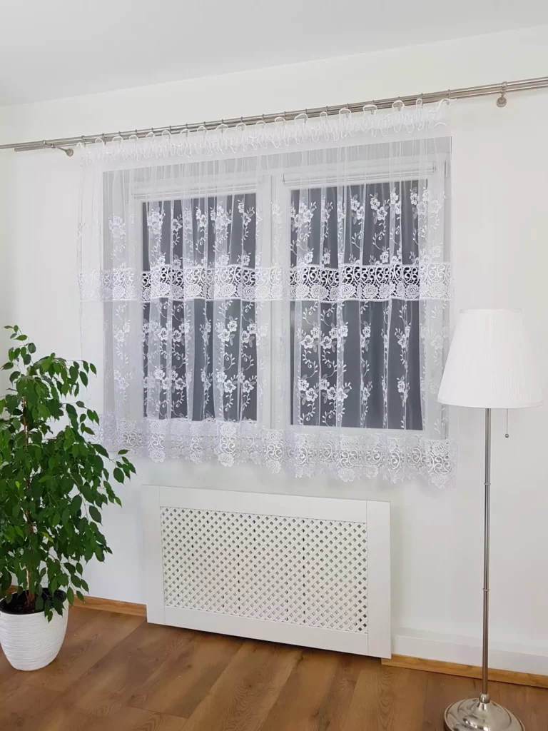 Piękna firana z markizety zdobiona podwójną gipiurą 400x160cm