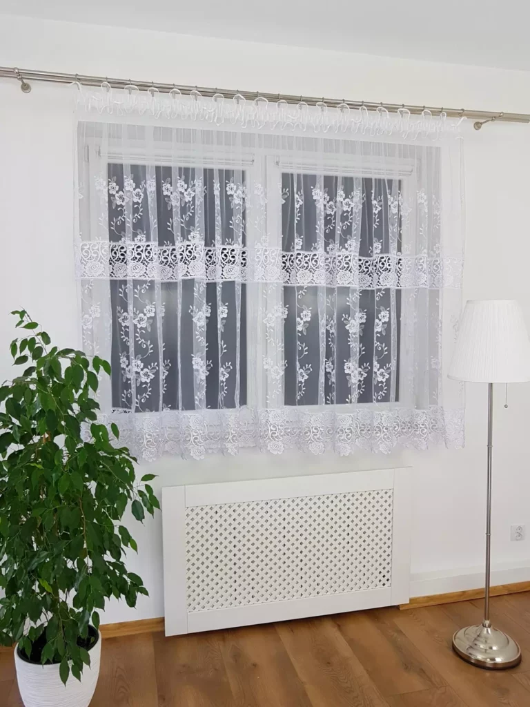 Piękna firana z markizety zdobiona podwójną gipiurą 400x160cm