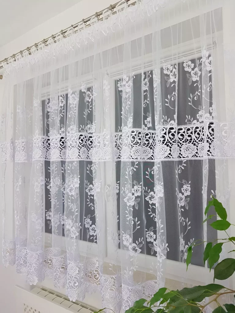 Piękna firana z markizety zdobiona podwójną gipiurą 400x160cm