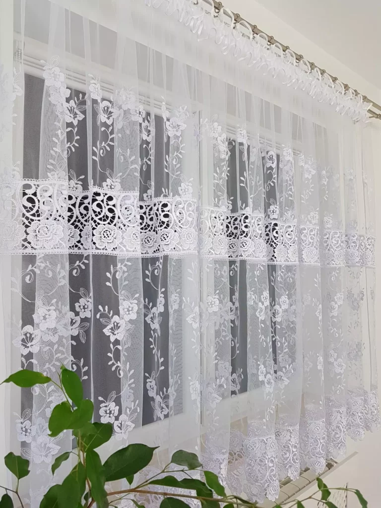 Piękna firana z markizety zdobiona podwójną gipiurą 400x160cm