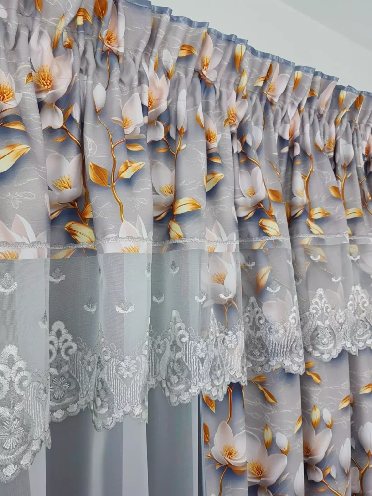 Dekoracyjna firana gotowa z motywem kwiatowym w odcieniach szarości
