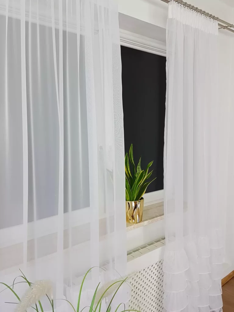 Firana z falbanami uszyta na taśmie