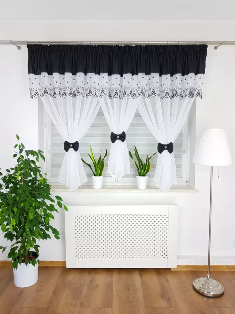 Firana z haftem zdobiona uroczymi kokardami-czarna  300x150cm