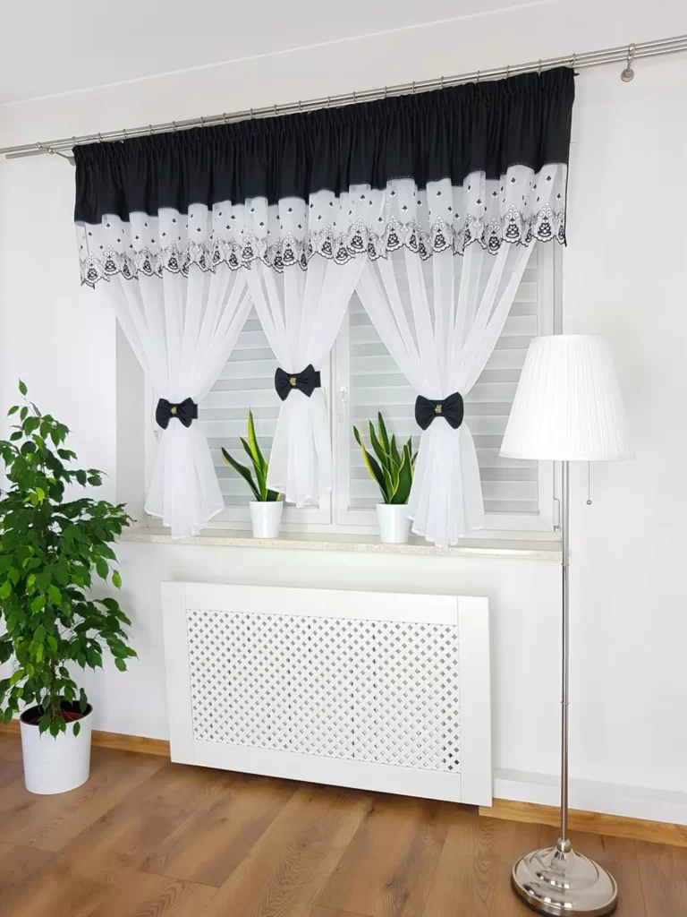 Firana z haftem zdobiona uroczymi kokardami-czarna  300x150cm