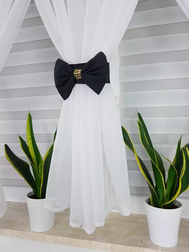 Firana z haftem zdobiona uroczymi kokardami-czarna  300x150cm