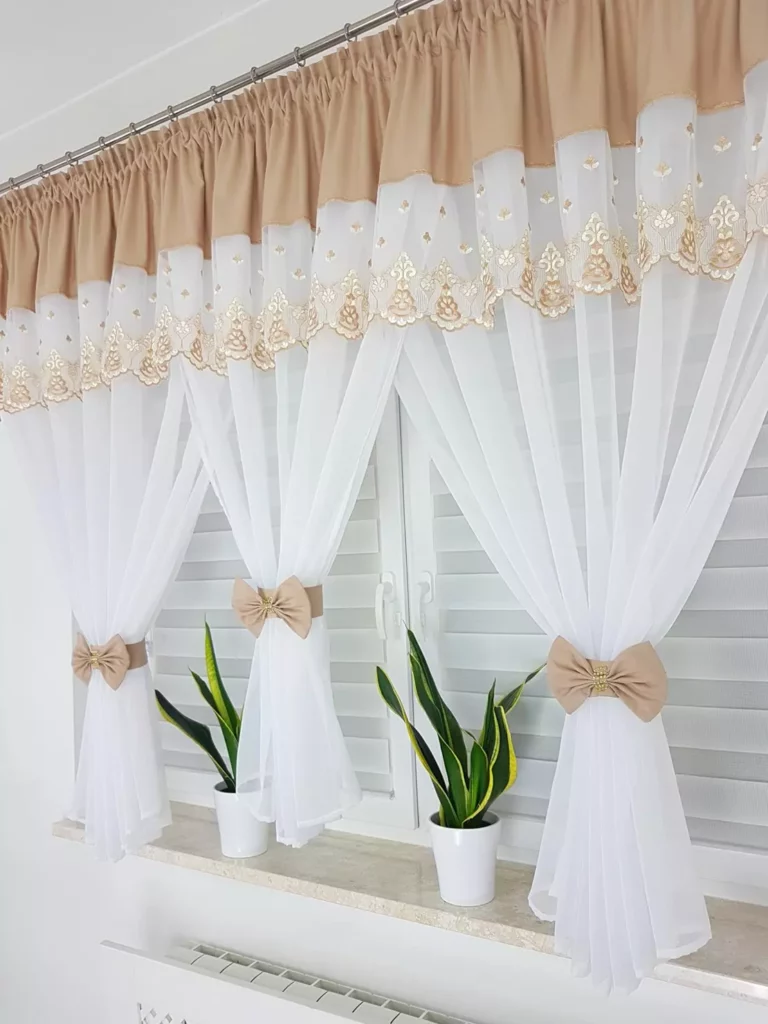 Firana z haftem zdobiona uroczymi kokardami-beżowa  300x150cm