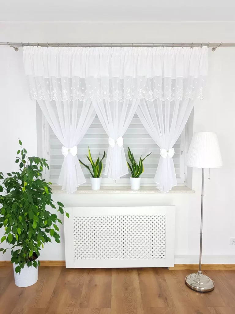 Firana z haftem zdobiona uroczymi kokardami-biała 300x150cm
