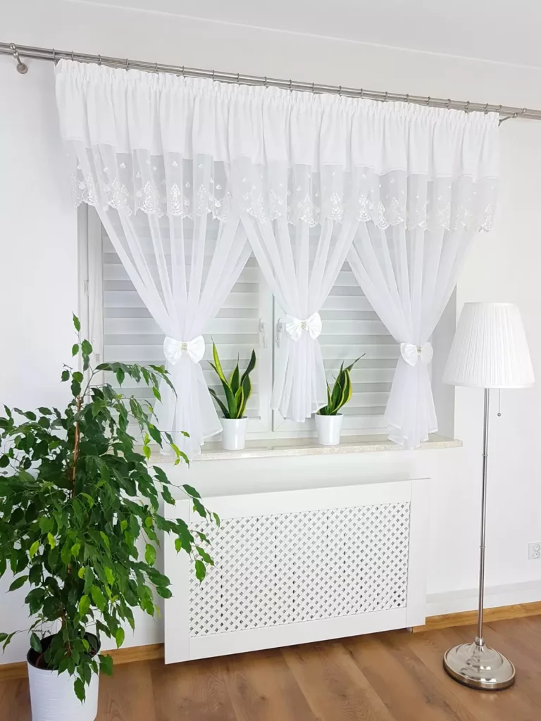 Firana z haftem zdobiona uroczymi kokardami-biała 300x150cm