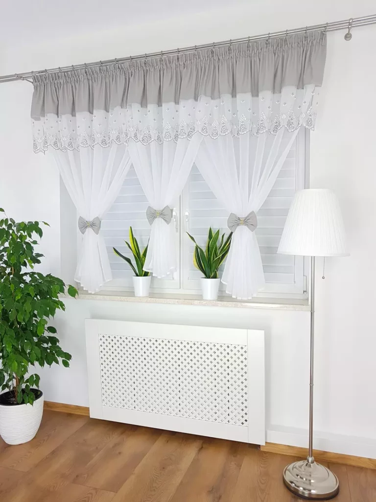 Firana z haftem zdobiona uroczymi kokardami-jasnoszara 300x150cm