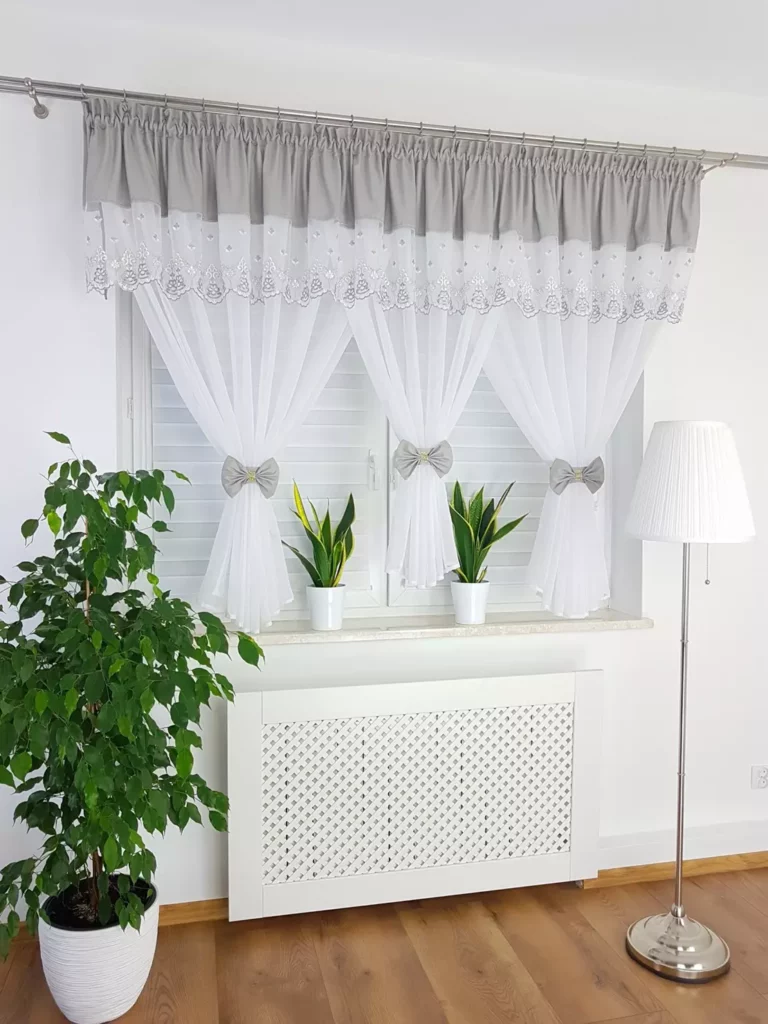 Firana z haftem zdobiona uroczymi kokardami-jasnoszara 300x150cm