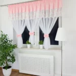 Firana z haftem zdobiona uroczymi kokardami- różowa 300x150cm