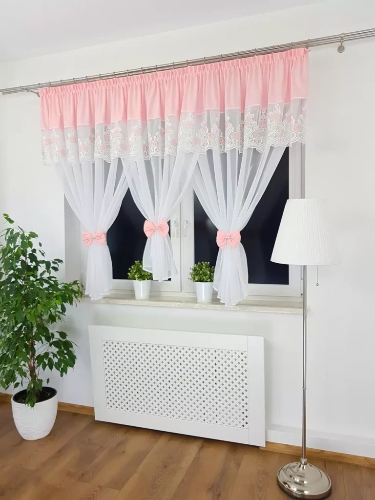 Firana z haftem zdobiona uroczymi kokardami- różowa 300x150cm