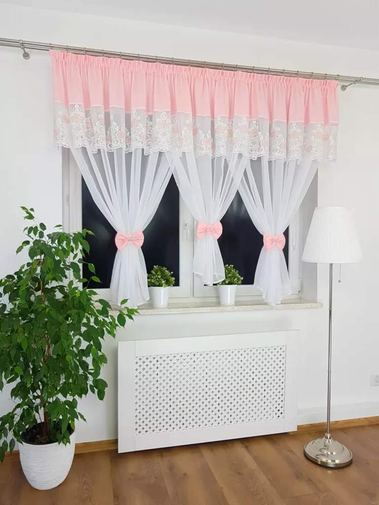 Firana z haftem zdobiona uroczymi kokardami- różowa 300x150cm