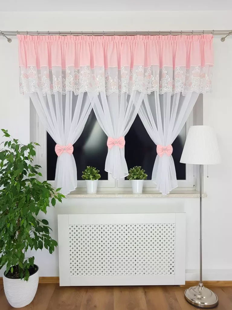 Firana z haftem zdobiona uroczymi kokardami- różowa 300x150cm