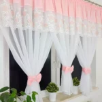 Firana z haftem zdobiona uroczymi kokardami- różowa 300x150cm