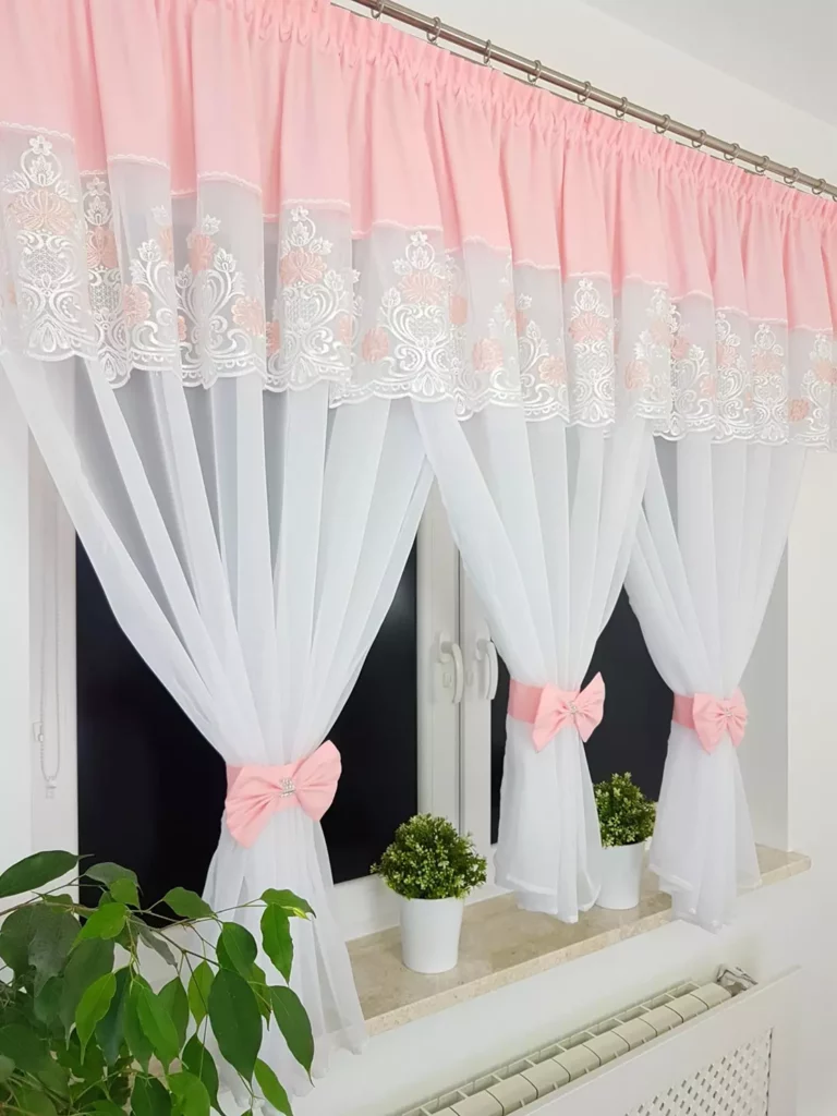 Firana z haftem zdobiona uroczymi kokardami- różowa 300x150cm