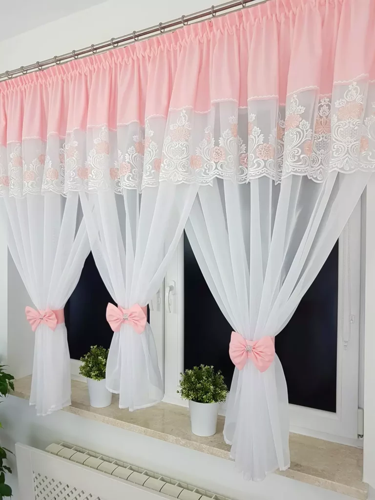 Firana z haftem zdobiona uroczymi kokardami- różowa 300x150cm