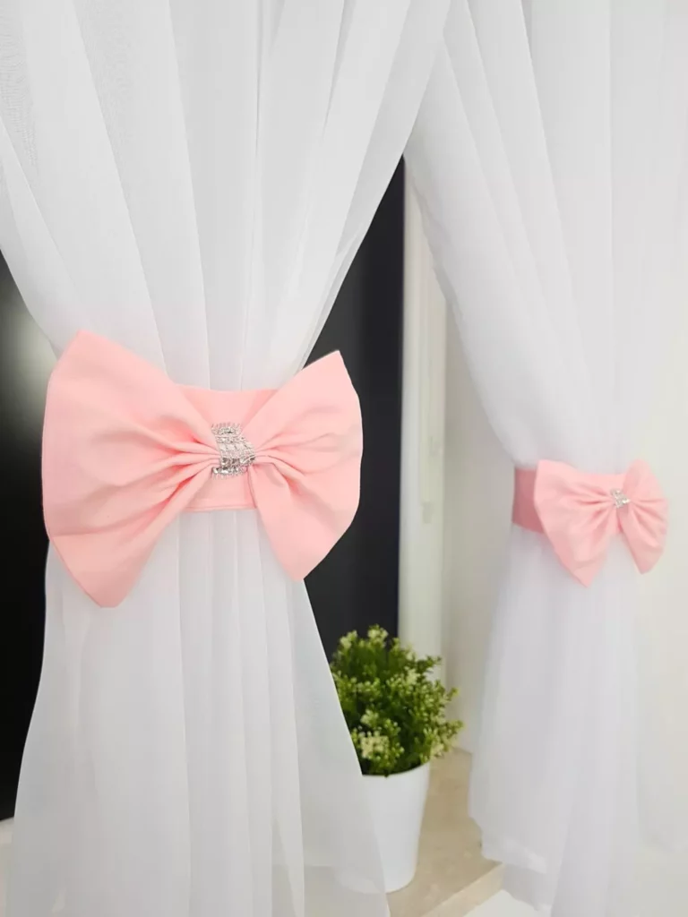 Firana z haftem zdobiona uroczymi kokardami- różowa 300x150cm