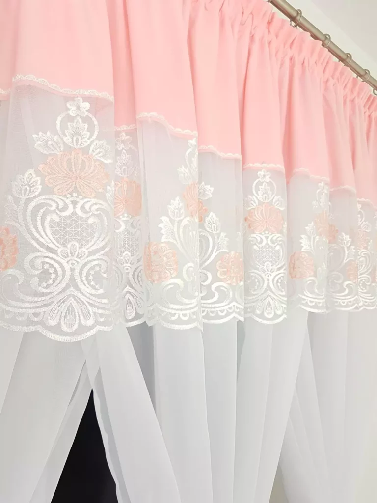 Firana z haftem zdobiona uroczymi kokardami- różowa 300x150cm