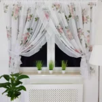 Firana z etaminy z falbanką i taśmą cyrkonii – 300x160 cm