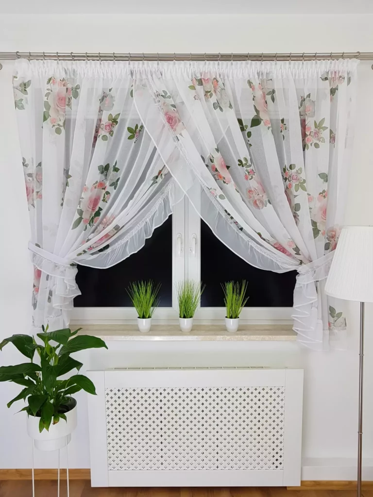 Firana z etaminy z falbanką i taśmą cyrkonii – 300x160 cm
