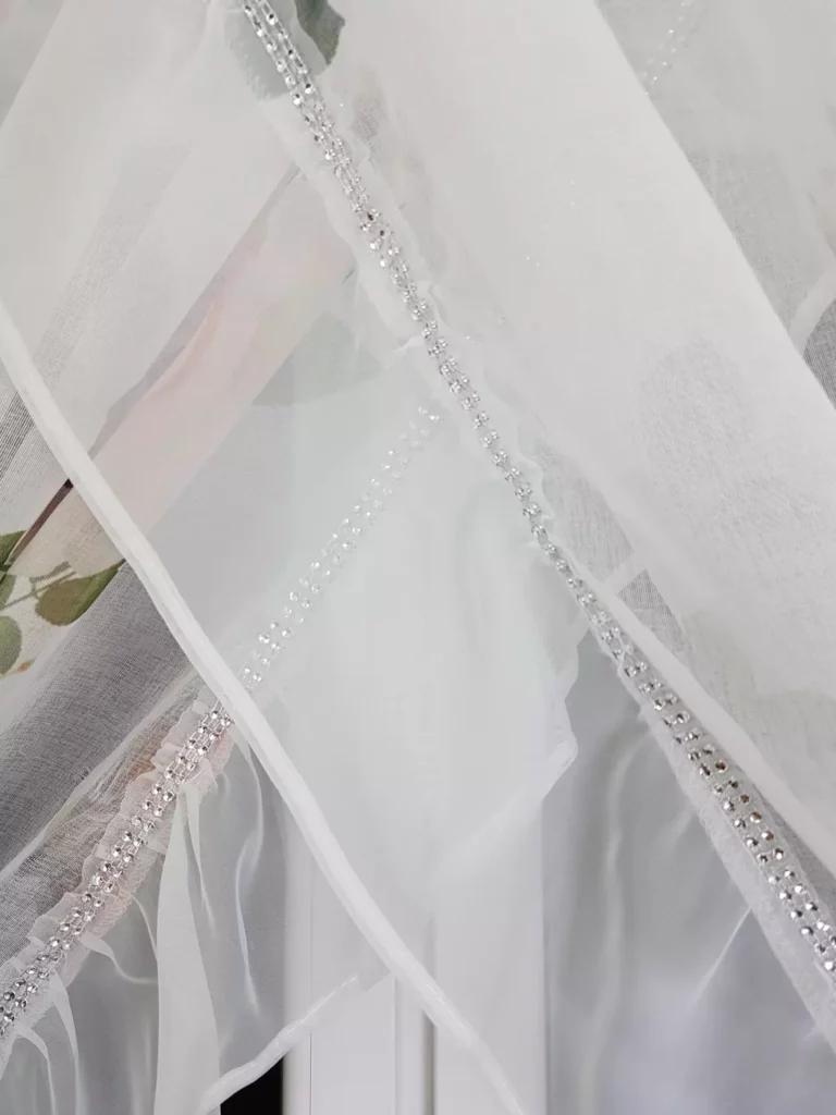 Firana z etaminy z falbanką i taśmą cyrkonii – 300x160 cm