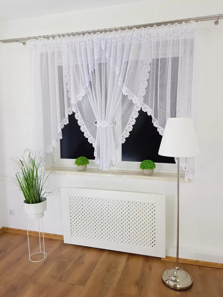 Elegancka firana z gipiurą 400x150 cm