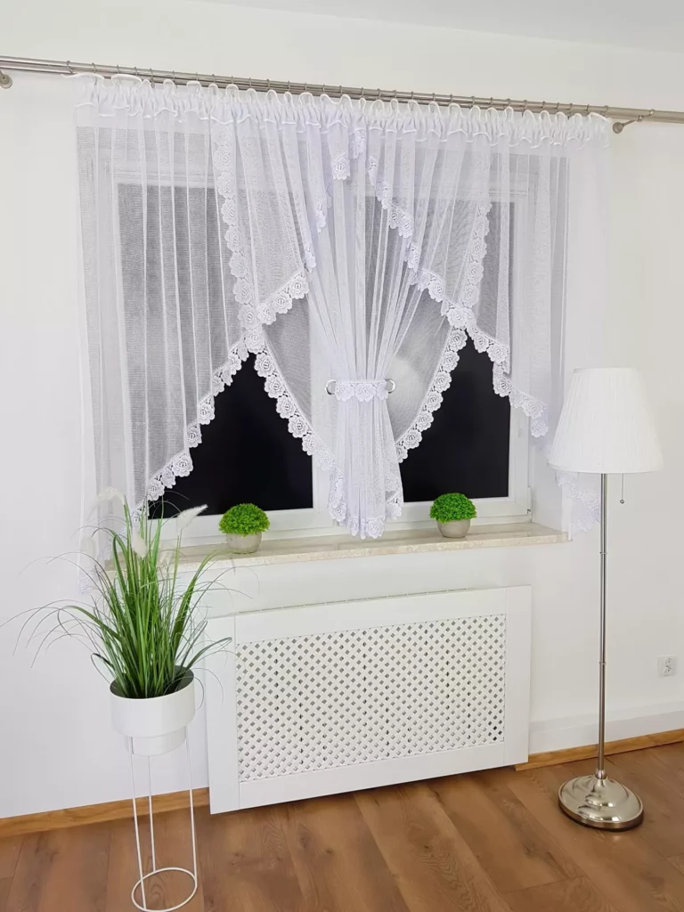 Elegancka firana z gipiurą 400x150 cm
