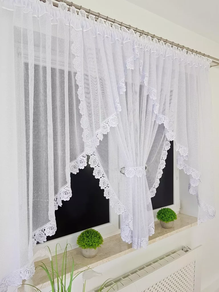 Elegancka firana z gipiurą 400x150 cm