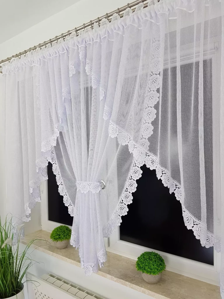 Elegancka firana z gipiurą 400x150 cm
