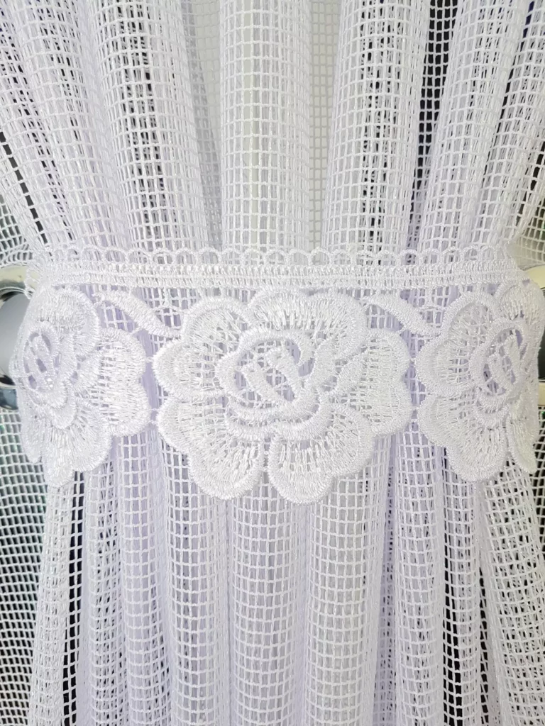Elegancka firana z gipiurą 400x150 cm