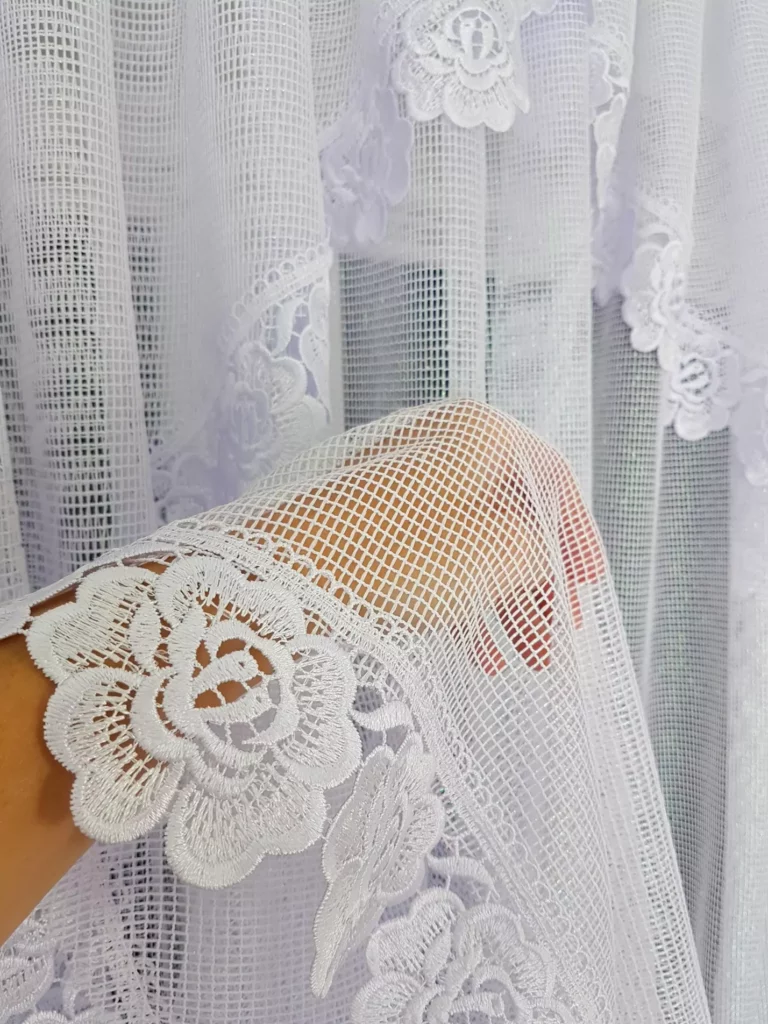 Elegancka firana z gipiurą 400x150 cm