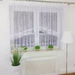 Firana do kuchni z zazdrostkami zdobiona gipiurą