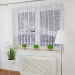 Firana do kuchni z zazdrostkami zdobiona gipiurą