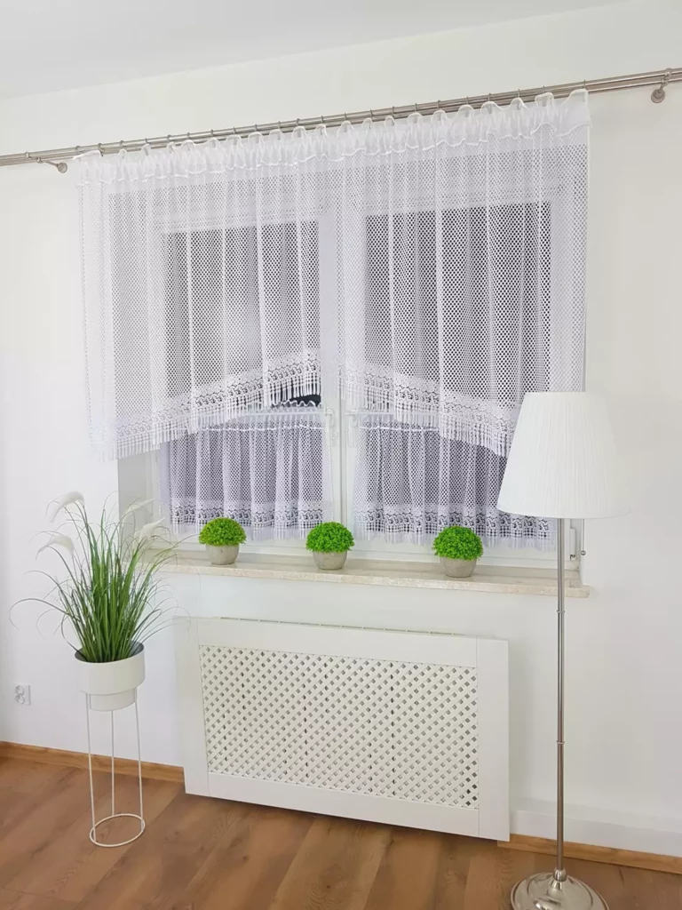 Firana do kuchni z zazdrostkami zdobiona gipiurą